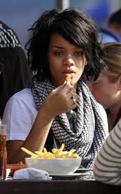 aici punem poze cu vedete in orice buna, rihanna! :zzz: poze cu vedete
