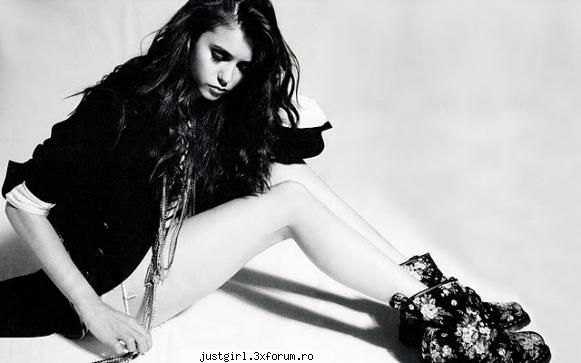 Poze - Smiley - Nina Dobrev